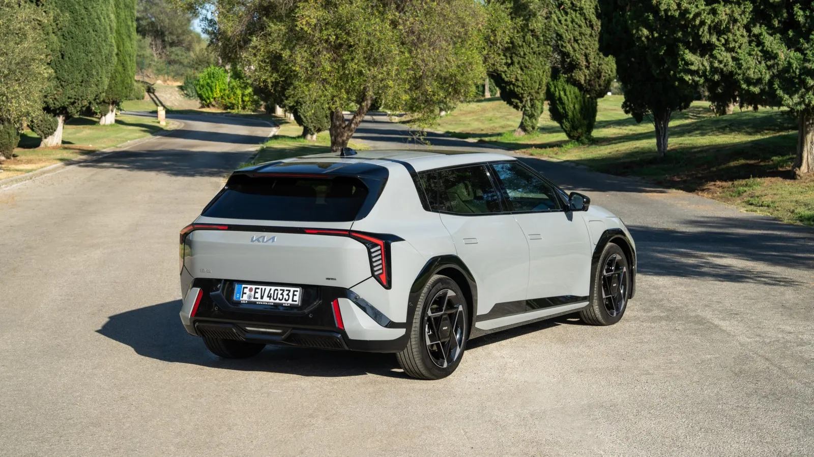 Auch der EV4 steht auf der E-GMP-Plattform (Electric Global Modular Platform). Allerdings wurde bei ihm nicht wie z. B. beim EV9 und EV6 die 800-, sondern die 400-Volt-Version verbaut, die aber trotzdem bis zu 625 Kilometer WLTP-Reichweite ermöglicht.